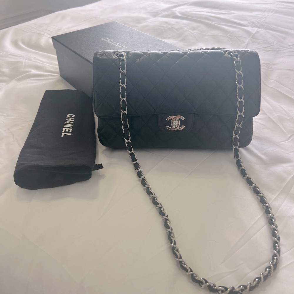 AUTHENTIC CLASSIC Chanel LAMBSKIN Flap bag.